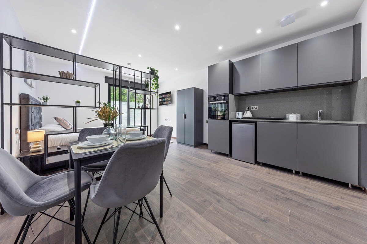 Serviced Luxury Studio Flat Golders Green Finchley in 48A Woodstock Road NW11 8ER - Property image 4 - VivreStays