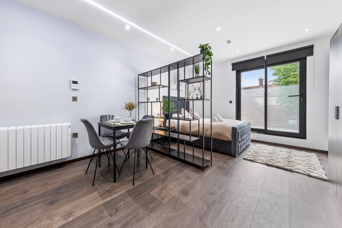 Serviced Luxury Studio Flat Golders Green Finchley in 48A Woodstock Road NW11 8ER - Property image 10 - VivreStays