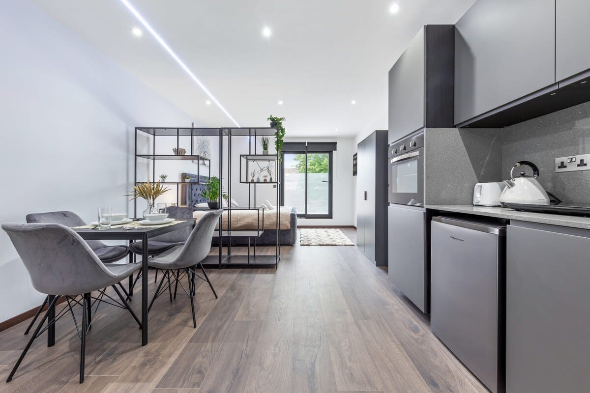 Serviced Luxury Studio Flat Golders Green Finchley in 48A Woodstock Road NW11 8ER - Property image 6 - VivreStays