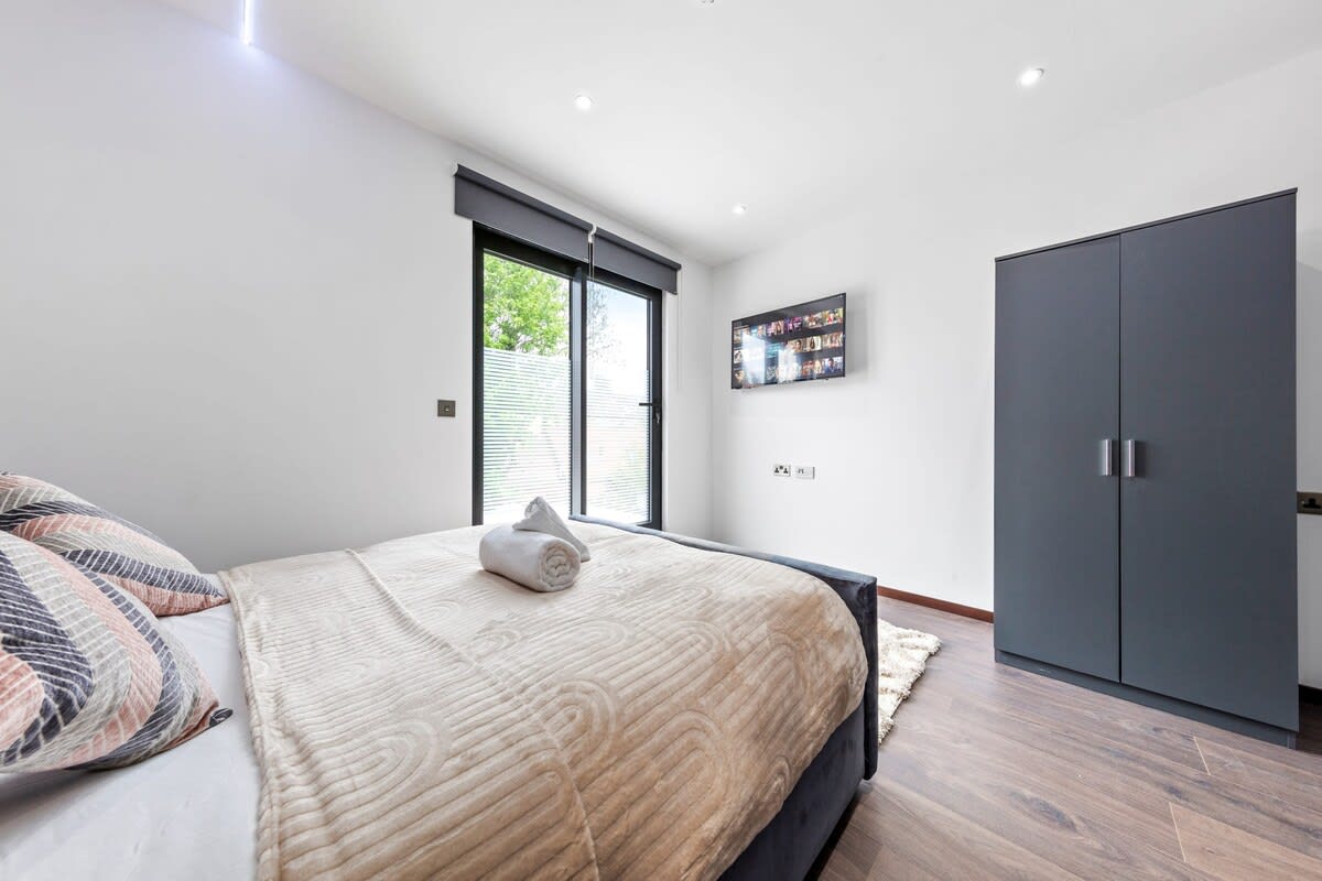 Serviced Luxury Studio Flat Golders Green Finchley in 48A Woodstock Road NW11 8ER - Property image 13 - VivreStays