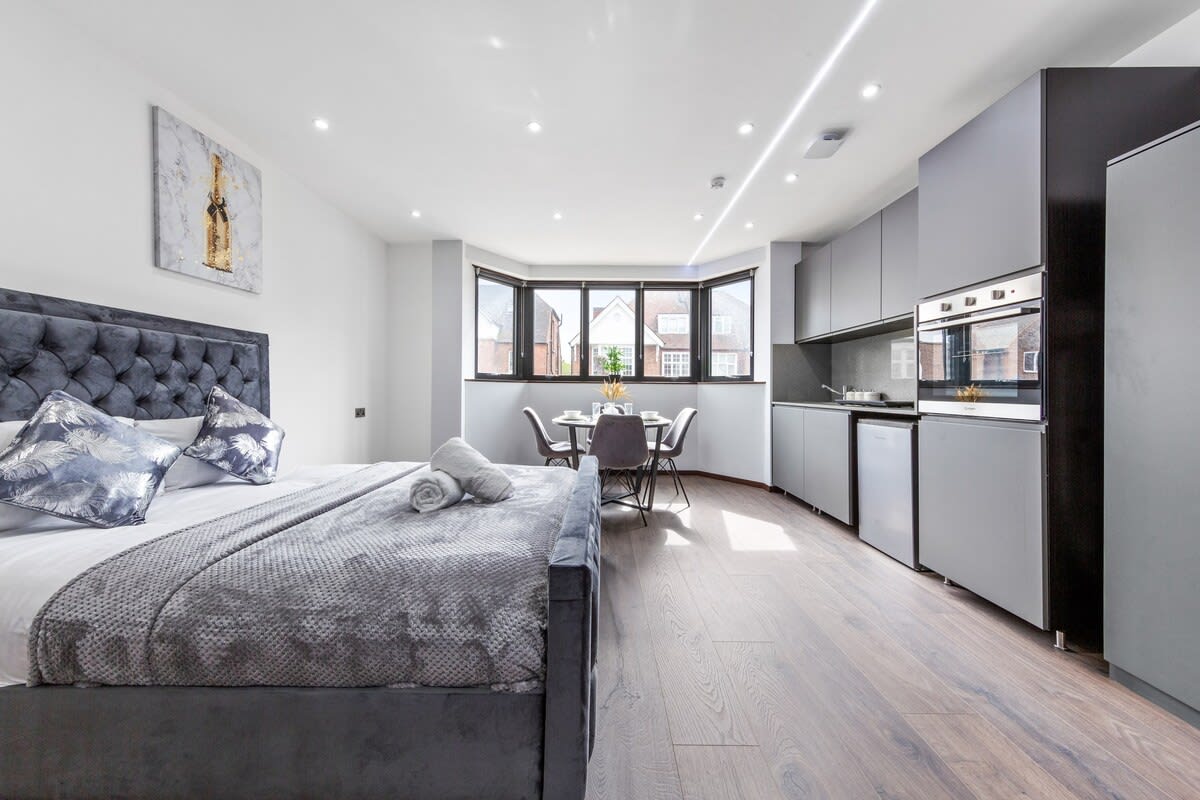 Serviced Studio Flat near London Northern Line in 48A Woodstock Road NW11 8ER - Property image 18 - VivreStays
