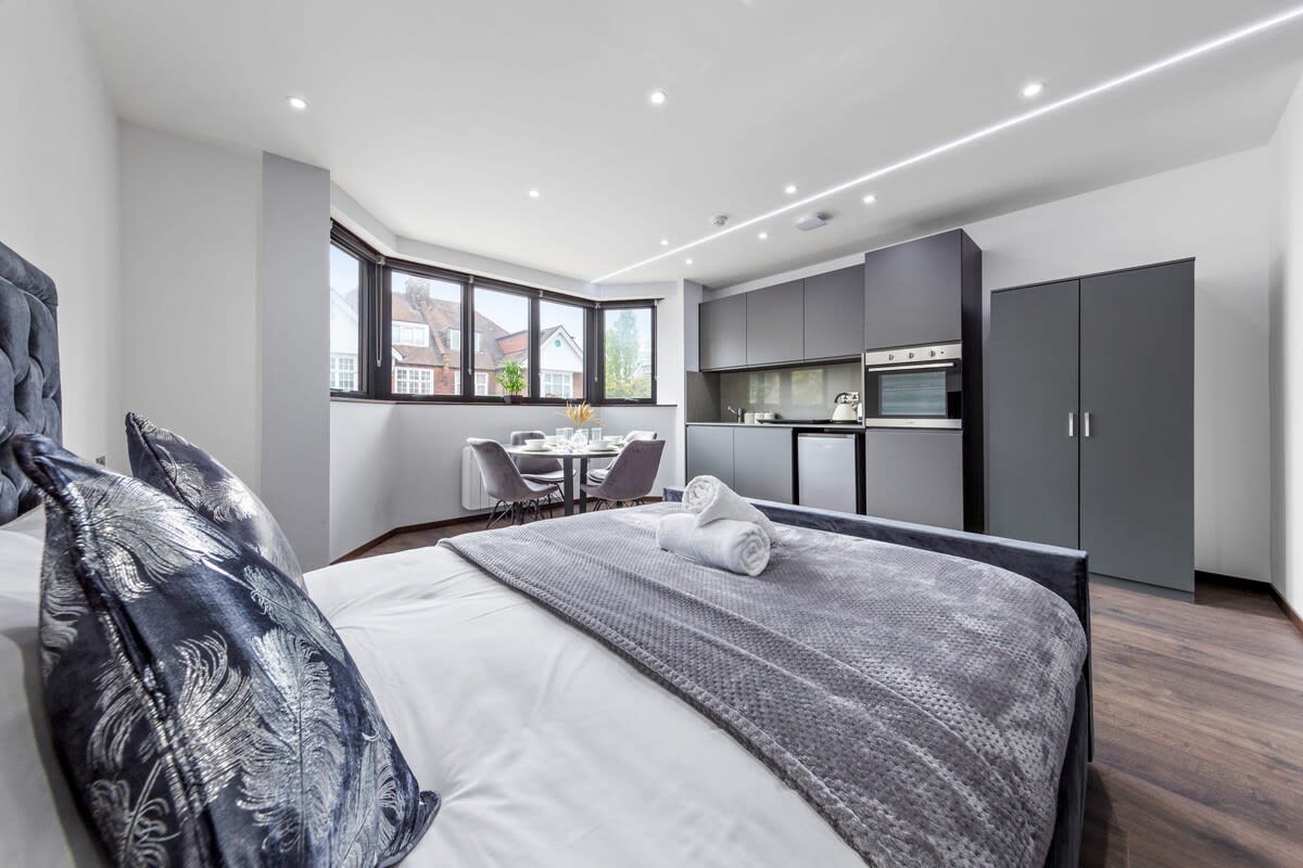 Serviced Studio Flat near London Northern Line in 48A Woodstock Road NW11 8ER - Property image 20 - VivreStays