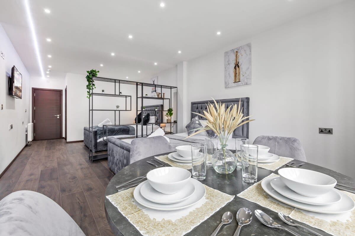 Serviced Studio Flat near London Northern Line in 48A Woodstock Road NW11 8ER - Property image 24 - VivreStays