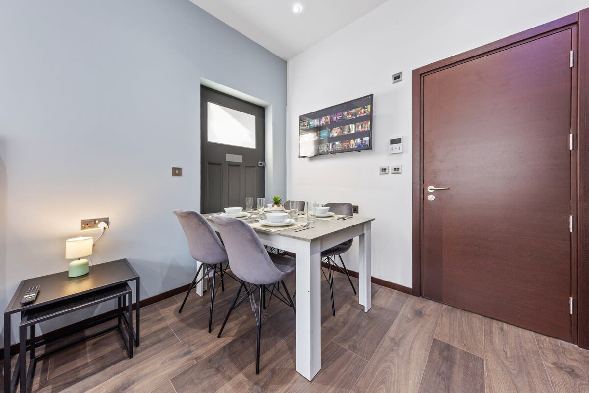 Luxury Cosy Studio Apartment Sleeps 2 in 48A Woodstock Road NW11 8ER - Property image 11 - VivreStays