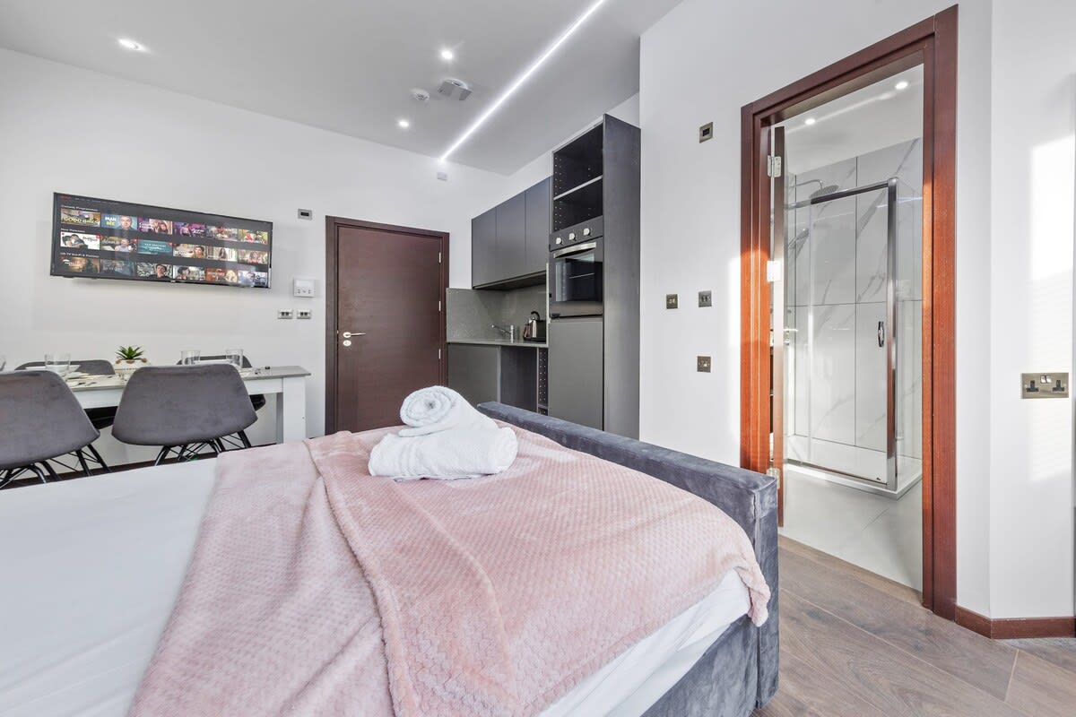 Luxury Cosy Studio Apartment Sleeps 2 in 48A Woodstock Road NW11 8ER - Property image 14 - VivreStays