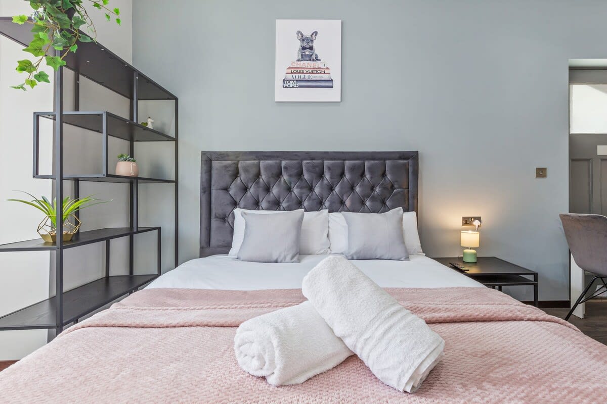Luxury Cosy Studio Apartment Sleeps 2 in 48A Woodstock Road NW11 8ER - Property image 12 - VivreStays