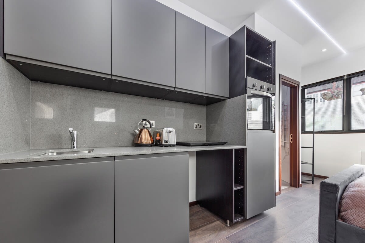 Luxury Cosy Studio Apartment Sleeps 2 in 48A Woodstock Road NW11 8ER - Property image 10 - VivreStays
