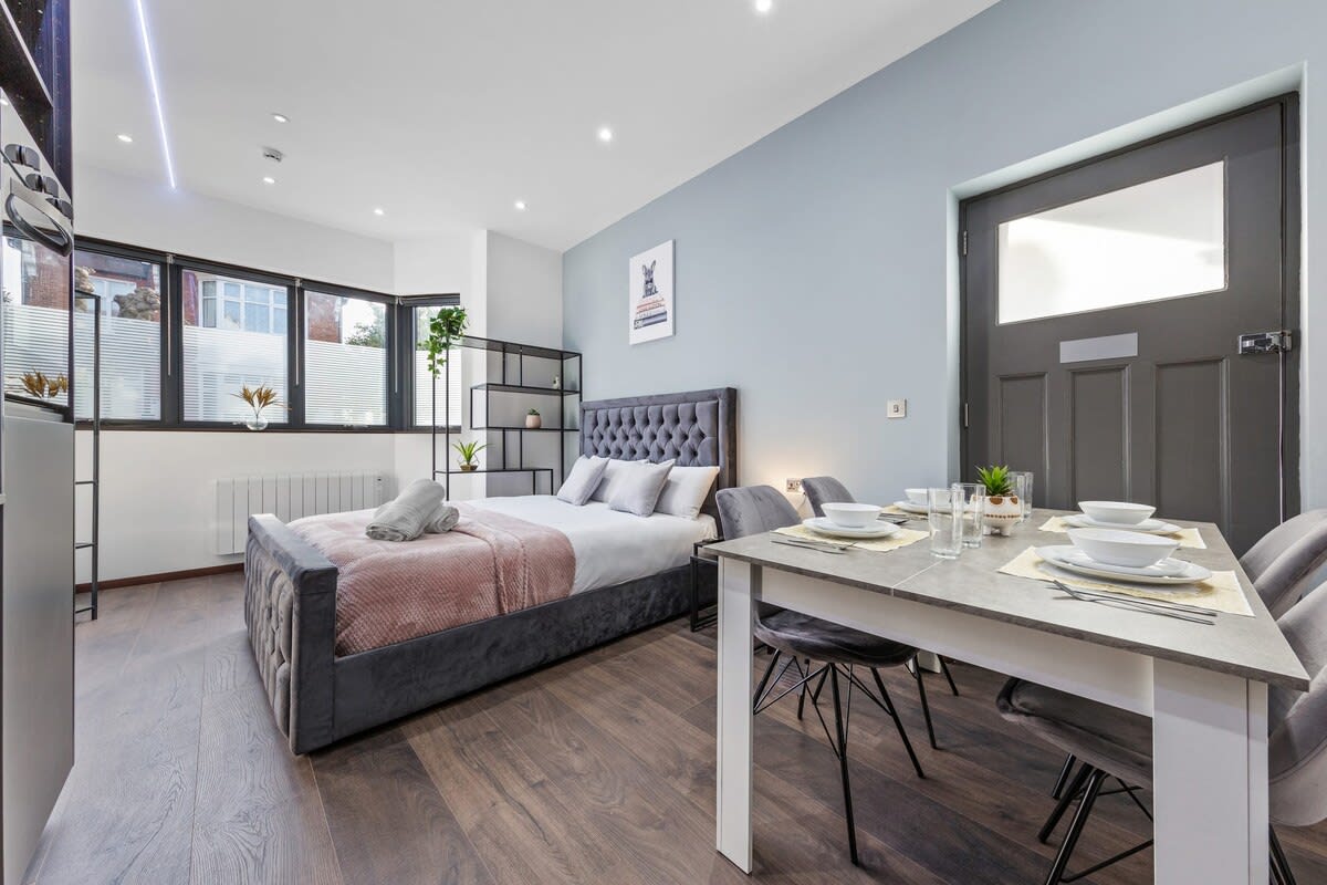 Luxury Cosy Studio Apartment Sleeps 2 in 48A Woodstock Road NW11 8ER - Property image 3 - VivreStays