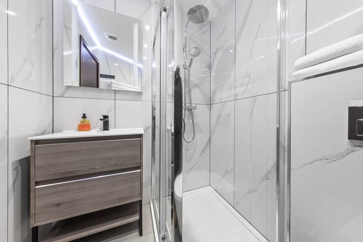 Luxury Cosy Studio Apartment Sleeps 2 in 48A Woodstock Road NW11 8ER - Property image 9 - VivreStays