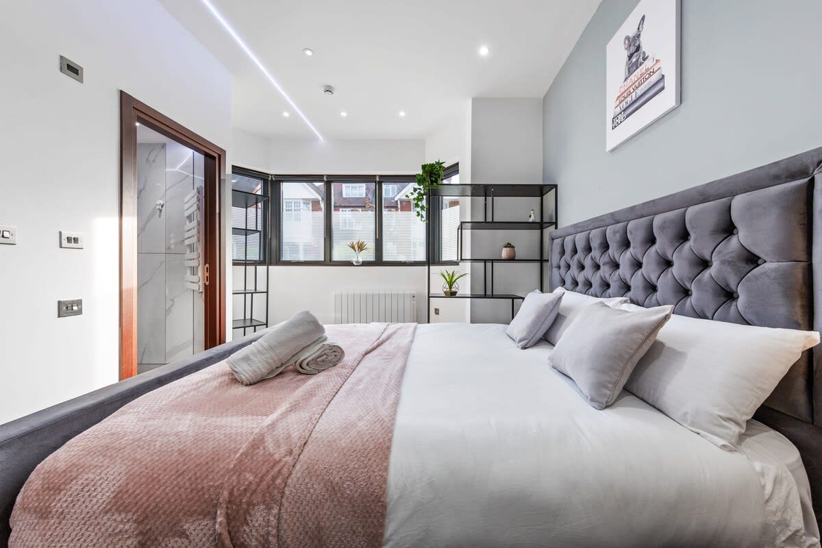 Luxury Cosy Studio Apartment Sleeps 2 in 48A Woodstock Road NW11 8ER - Property image 7 - VivreStays