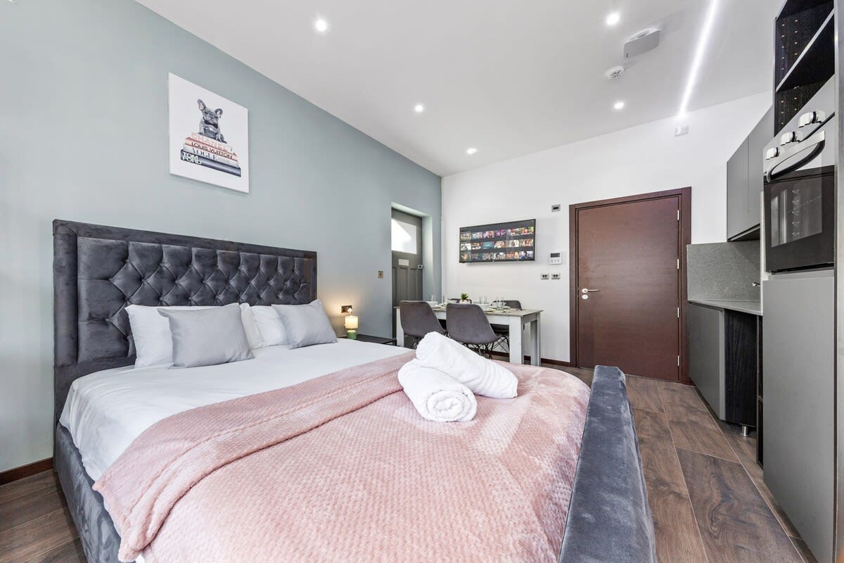 Luxury Cosy Studio Apartment Sleeps 2 in 48A Woodstock Road NW11 8ER - Property image 6 - VivreStays