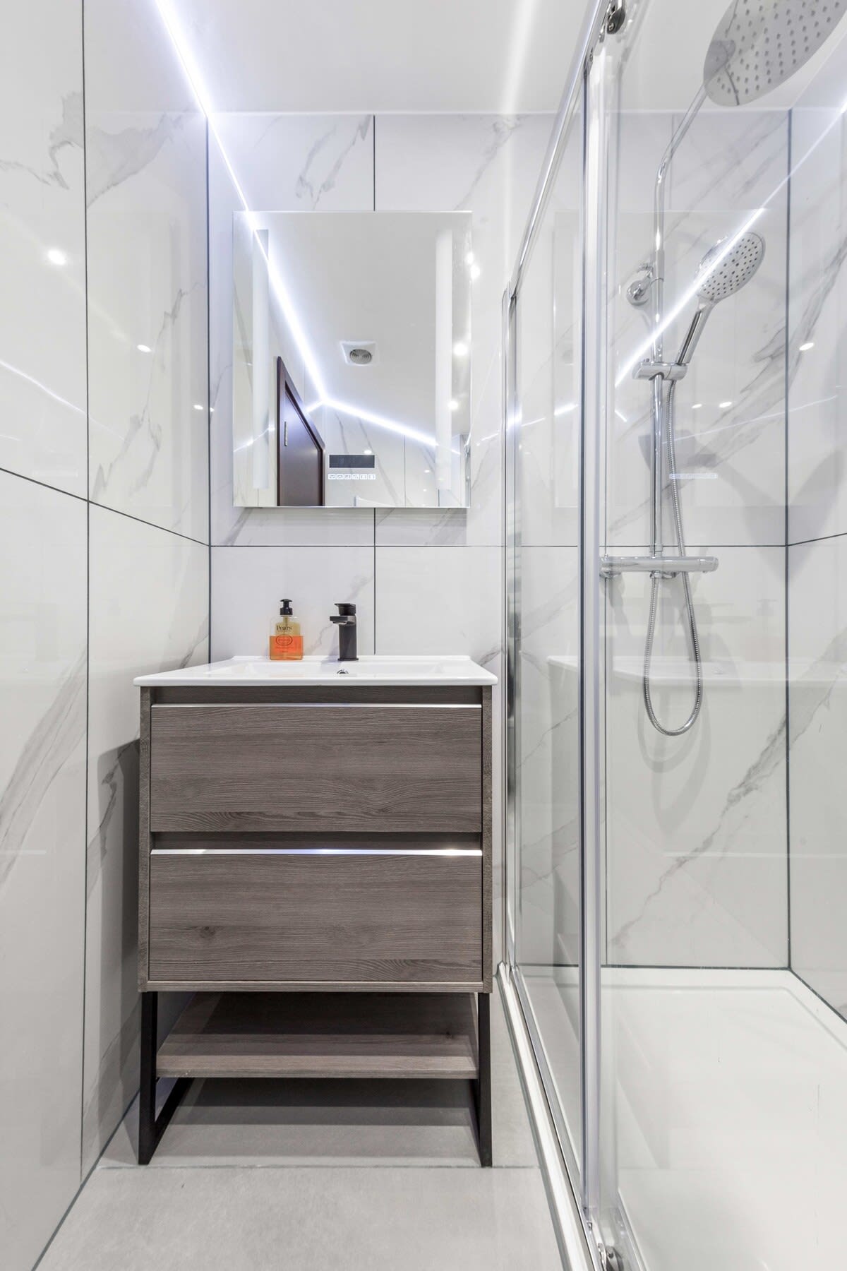 Luxury Cosy Studio Apartment Sleeps 2 in 48A Woodstock Road NW11 8ER - Property image 15 - VivreStays
