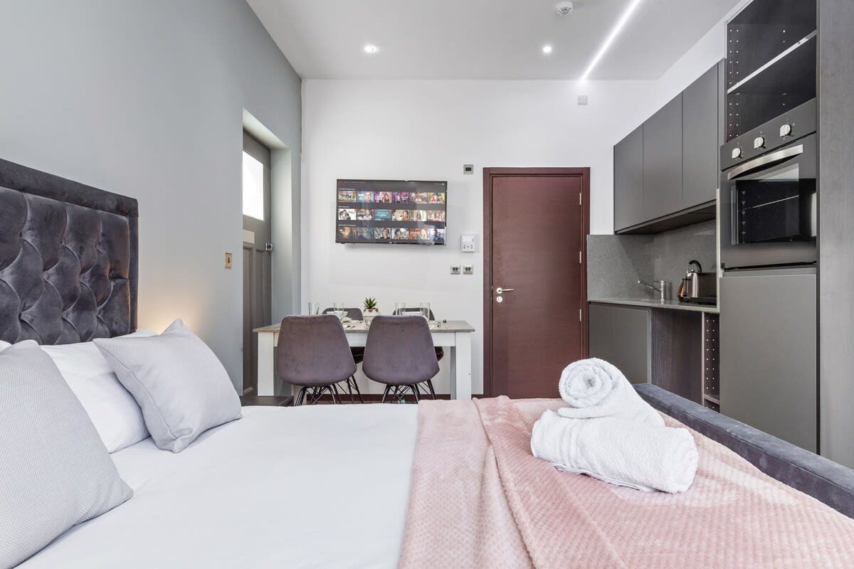 Luxury Cosy Studio Apartment Sleeps 2 in 48A Woodstock Road NW11 8ER - Property image 13 - VivreStays