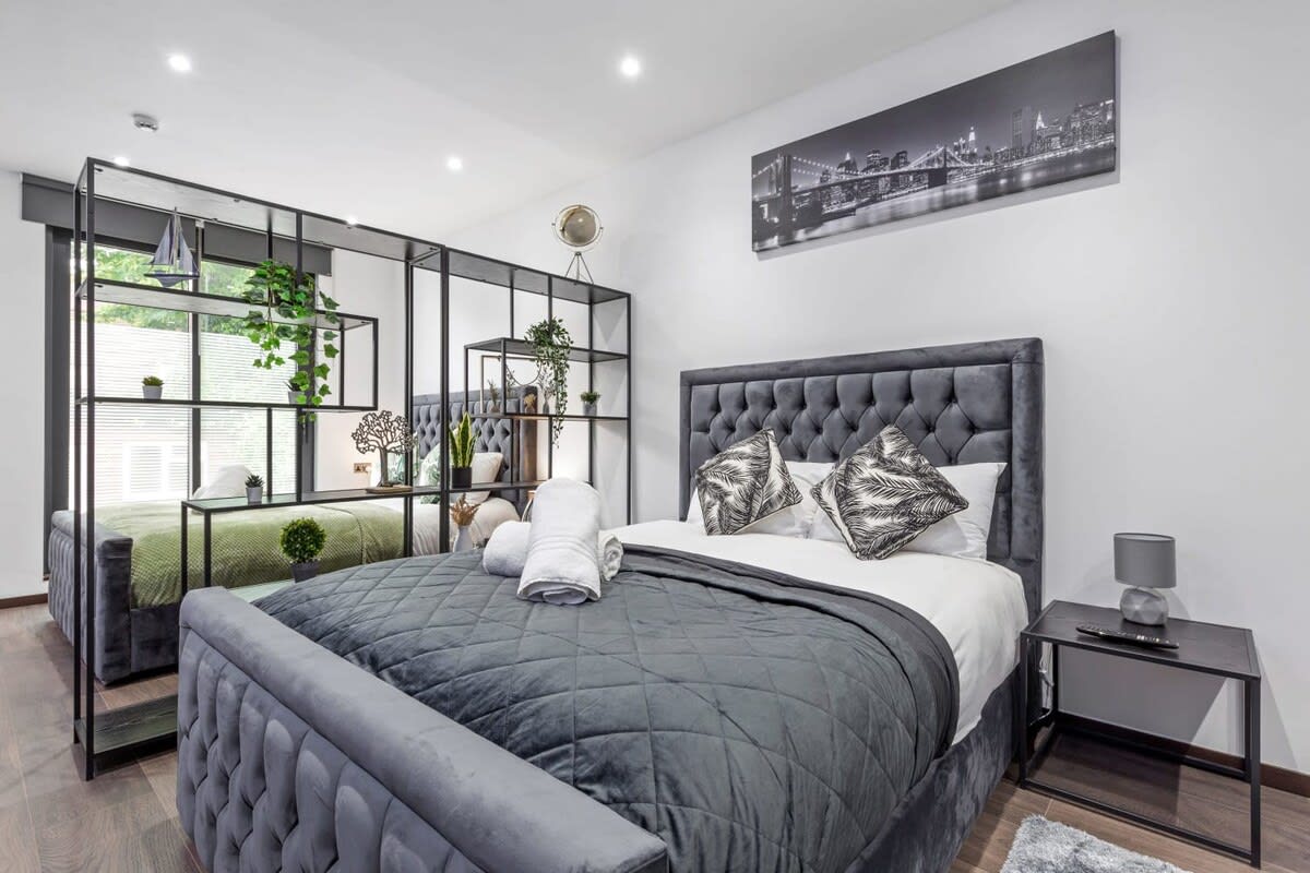 Huge Cosy Studio Family Sleeps 4 North West London in 48A Woodstock Road NW11 8ER - Property image 10 - VivreStays