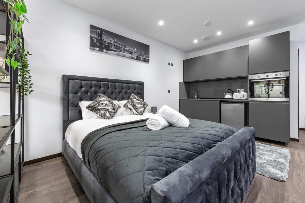 Huge Cosy Studio Family Sleeps 4 North West London in 48A Woodstock Road NW11 8ER - Property image 13 - VivreStays