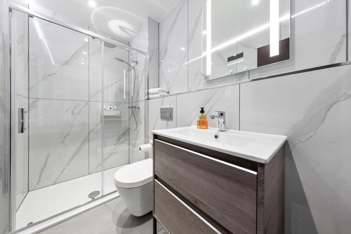 Huge Cosy Studio Family Sleeps 4 North West London in 48A Woodstock Road NW11 8ER - Property image 5 - VivreStays