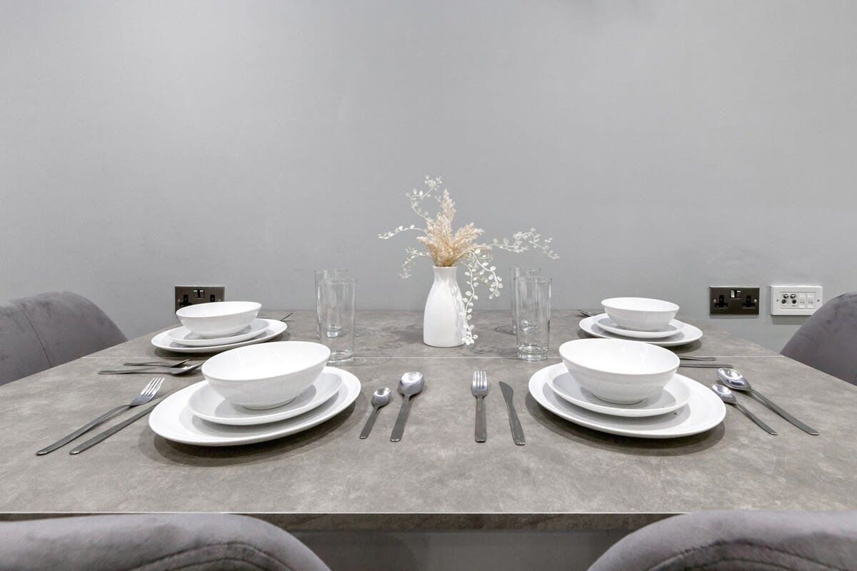 Huge Cosy Studio Family Sleeps 4 North West London in 48A Woodstock Road NW11 8ER - Property image 22 - VivreStays