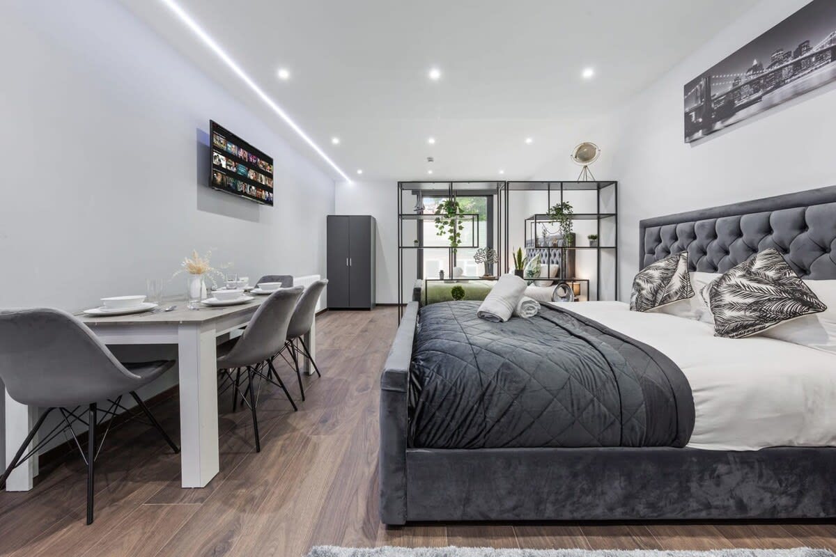 Huge Cosy Studio Family Sleeps 4 North West London in 48A Woodstock Road NW11 8ER - Property image 8 - VivreStays