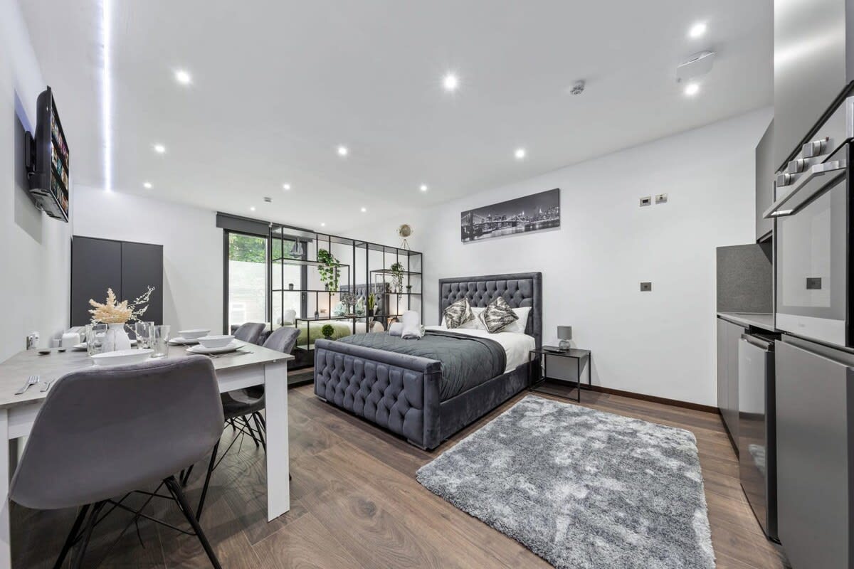 Huge Cosy Studio Family Sleeps 4 North West London in 48A Woodstock Road NW11 8ER - Property image 7 - VivreStays