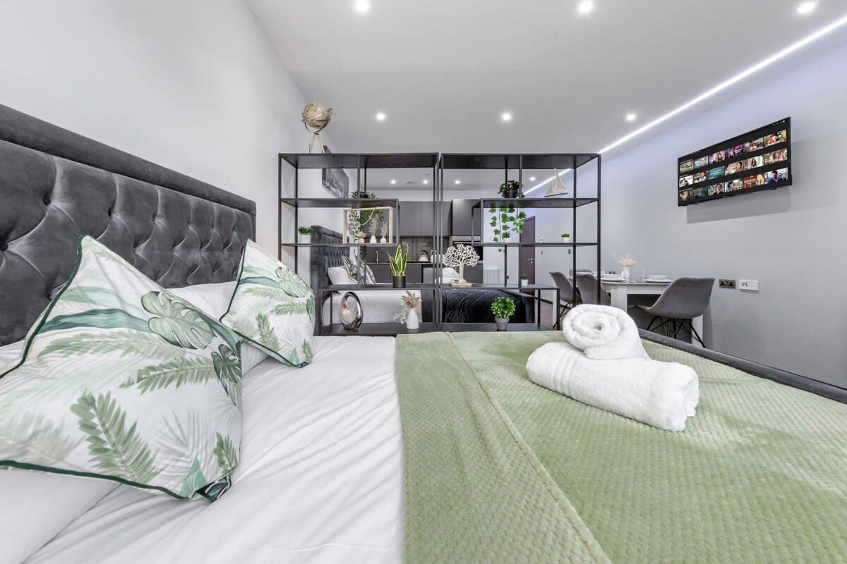 Huge Cosy Studio Family Sleeps 4 North West London in 48A Woodstock Road NW11 8ER - Property image 21 - VivreStays