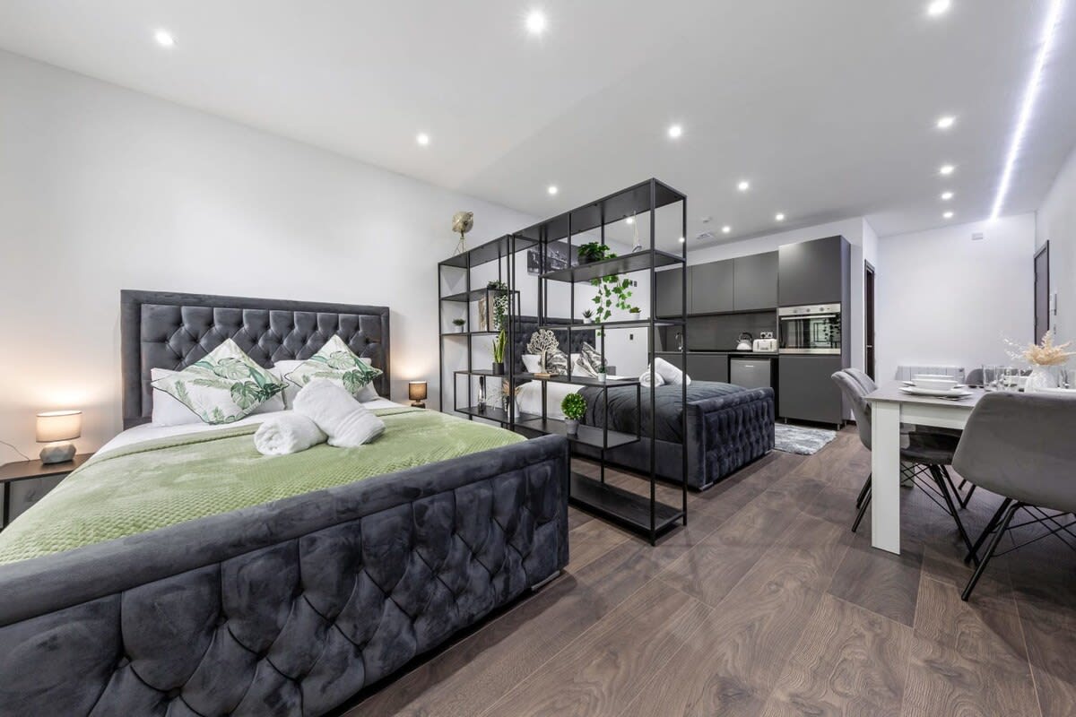 Huge Cosy Studio Family Sleeps 4 North West London in 48A Woodstock Road NW11 8ER - Property image 3 - VivreStays