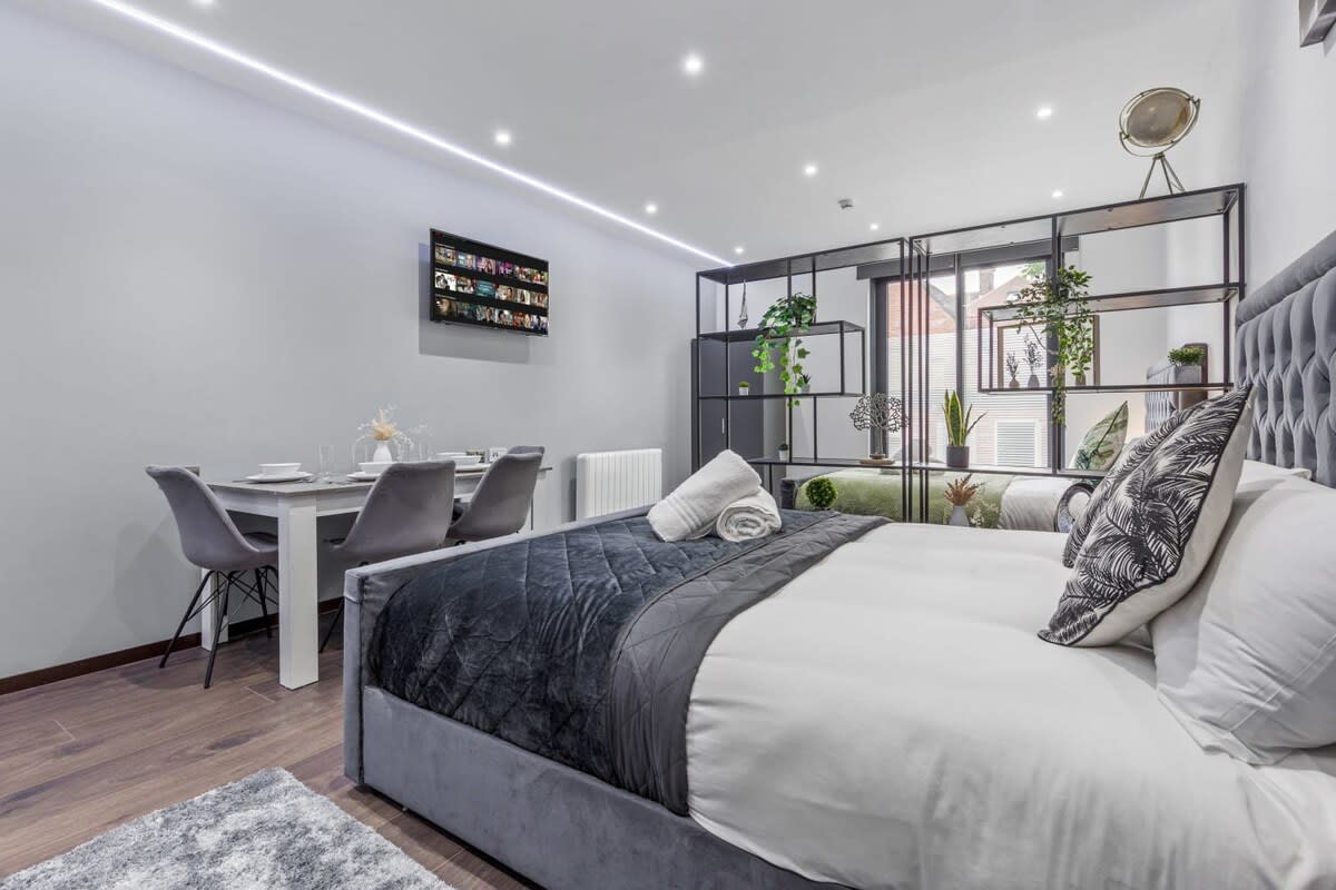 Huge Cosy Studio Family Sleeps 4 North West London in 48A Woodstock Road NW11 8ER - Property image 6 - VivreStays