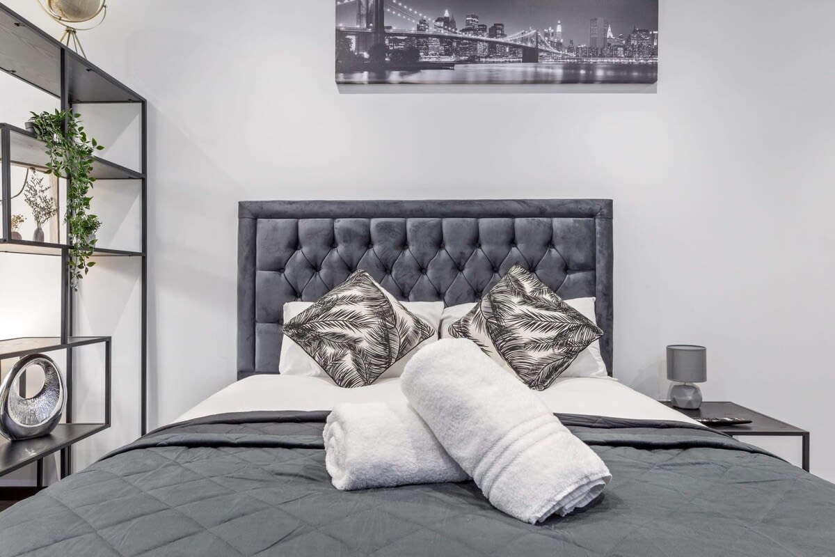 Huge Cosy Studio Family Sleeps 4 North West London in 48A Woodstock Road NW11 8ER - Property image 12 - VivreStays