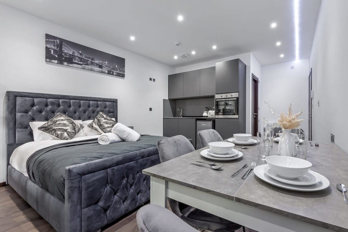 Huge Cosy Studio Family Sleeps 4 North West London in 48A Woodstock Road NW11 8ER - Property image 14 - VivreStays