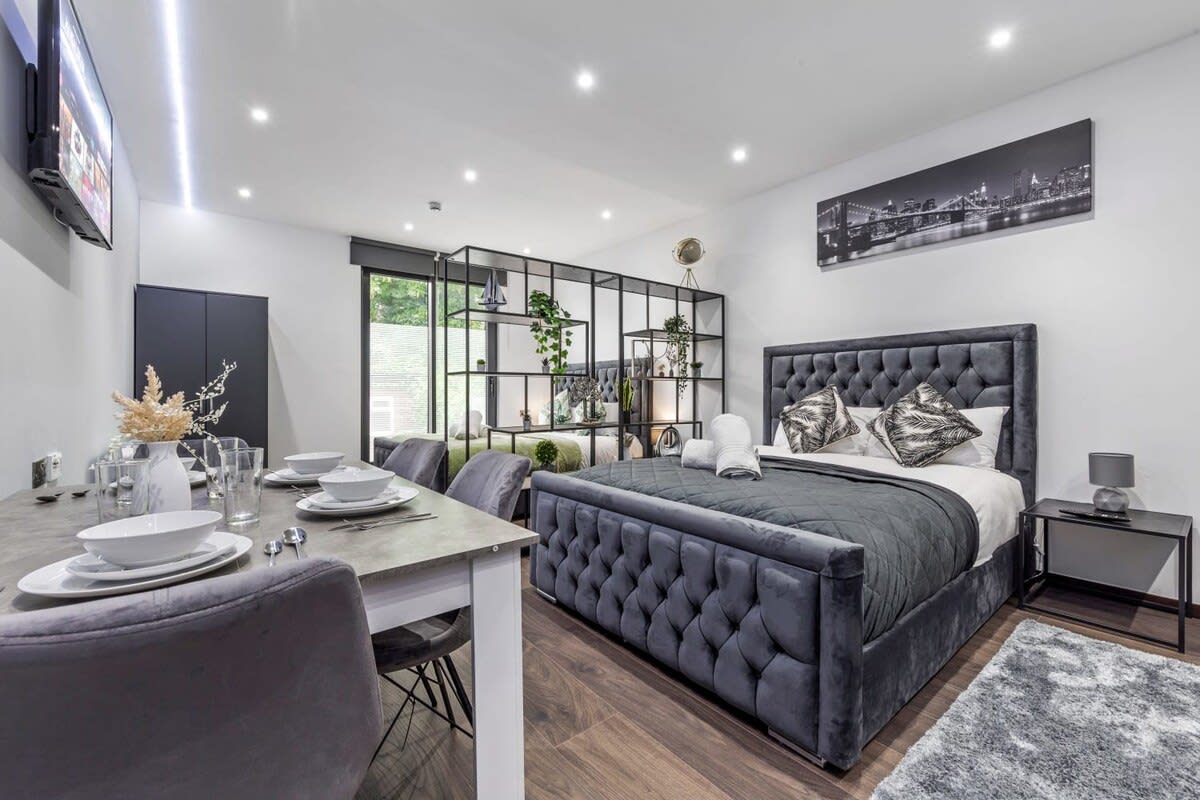Huge Cosy Studio Family Sleeps 4 North West London serviced apartment - UK - VivreStays