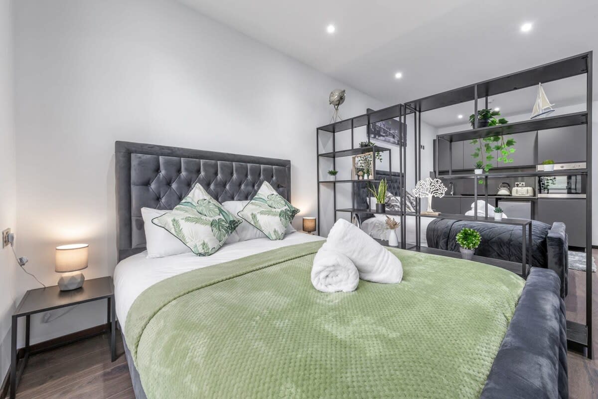 Huge Cosy Studio Family Sleeps 4 North West London in 48A Woodstock Road NW11 8ER - Property image 19 - VivreStays