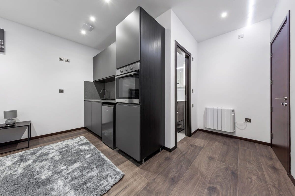 Huge Cosy Studio Family Sleeps 4 North West London in 48A Woodstock Road NW11 8ER - Property image 9 - VivreStays