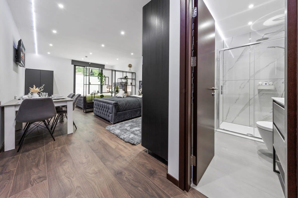 Huge Cosy Studio Family Sleeps 4 North West London in 48A Woodstock Road NW11 8ER - Property image 18 - VivreStays