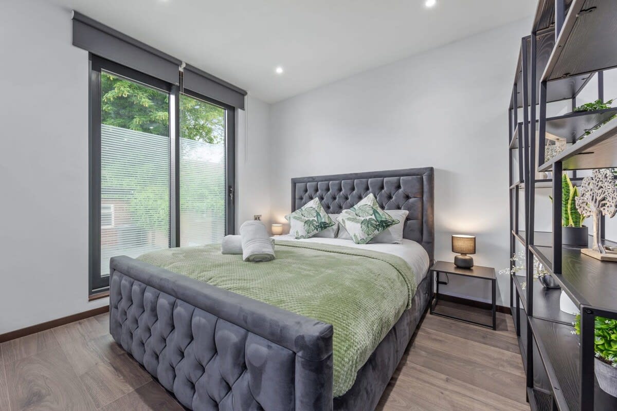 Huge Cosy Studio Family Sleeps 4 North West London in 48A Woodstock Road NW11 8ER - Property image 16 - VivreStays