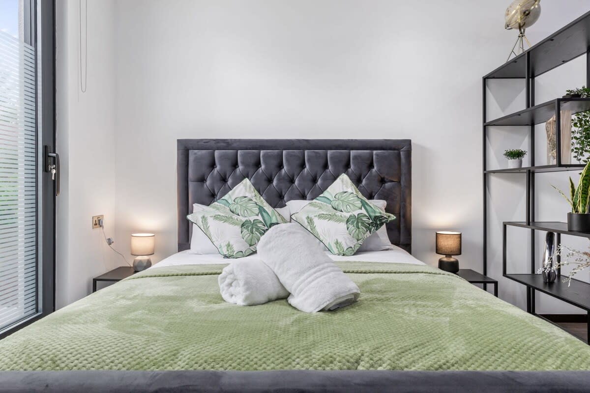 Huge Cosy Studio Family Sleeps 4 North West London in 48A Woodstock Road NW11 8ER - Property image 17 - VivreStays