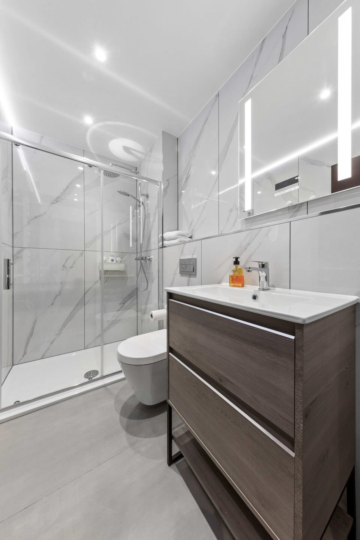 Huge Cosy Studio Family Sleeps 4 North West London in 48A Woodstock Road NW11 8ER - Property image 20 - VivreStays