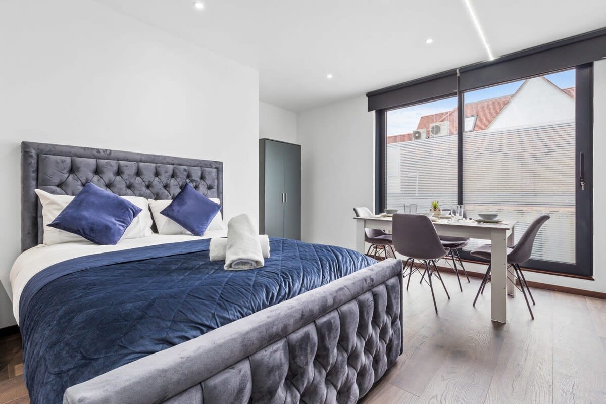 Modern Spacious Sleeps 4 Studio Golders Green in 48A Woodstock Road NW11 8ER - Property image 10 - VivreStays