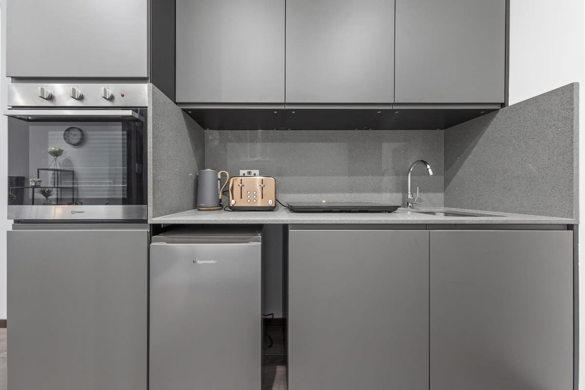 Modern Spacious Sleeps 4 Studio Golders Green in 48A Woodstock Road NW11 8ER - Property image 4 - VivreStays