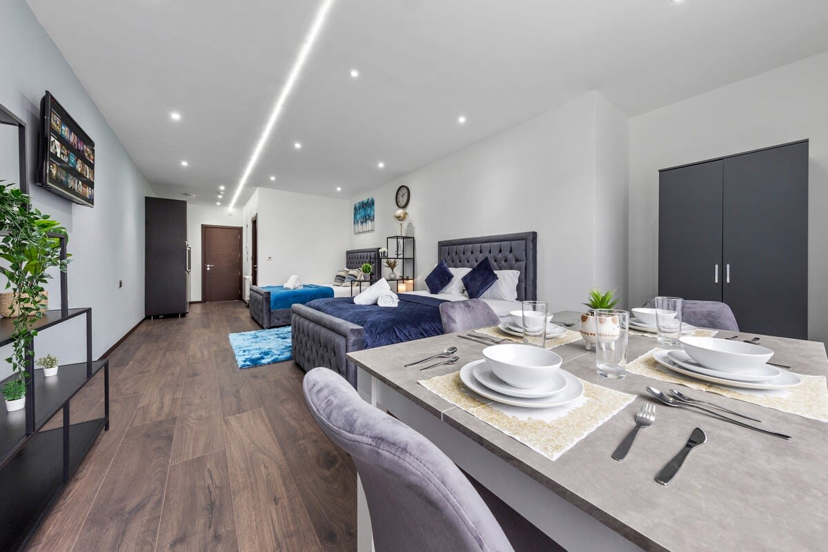 Modern Spacious Sleeps 4 Studio Golders Green in 48A Woodstock Road NW11 8ER - Property image 3 - VivreStays