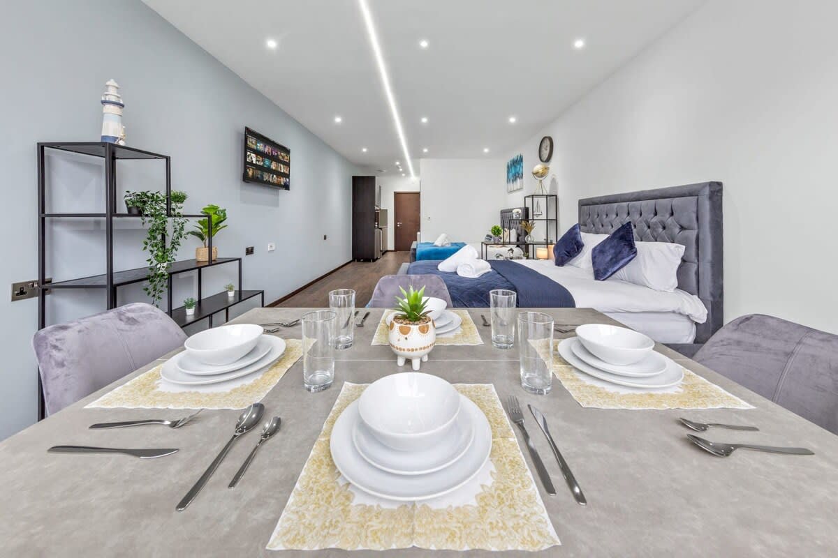 Modern Spacious Sleeps 4 Studio Golders Green in 48A Woodstock Road NW11 8ER - Property image 11 - VivreStays