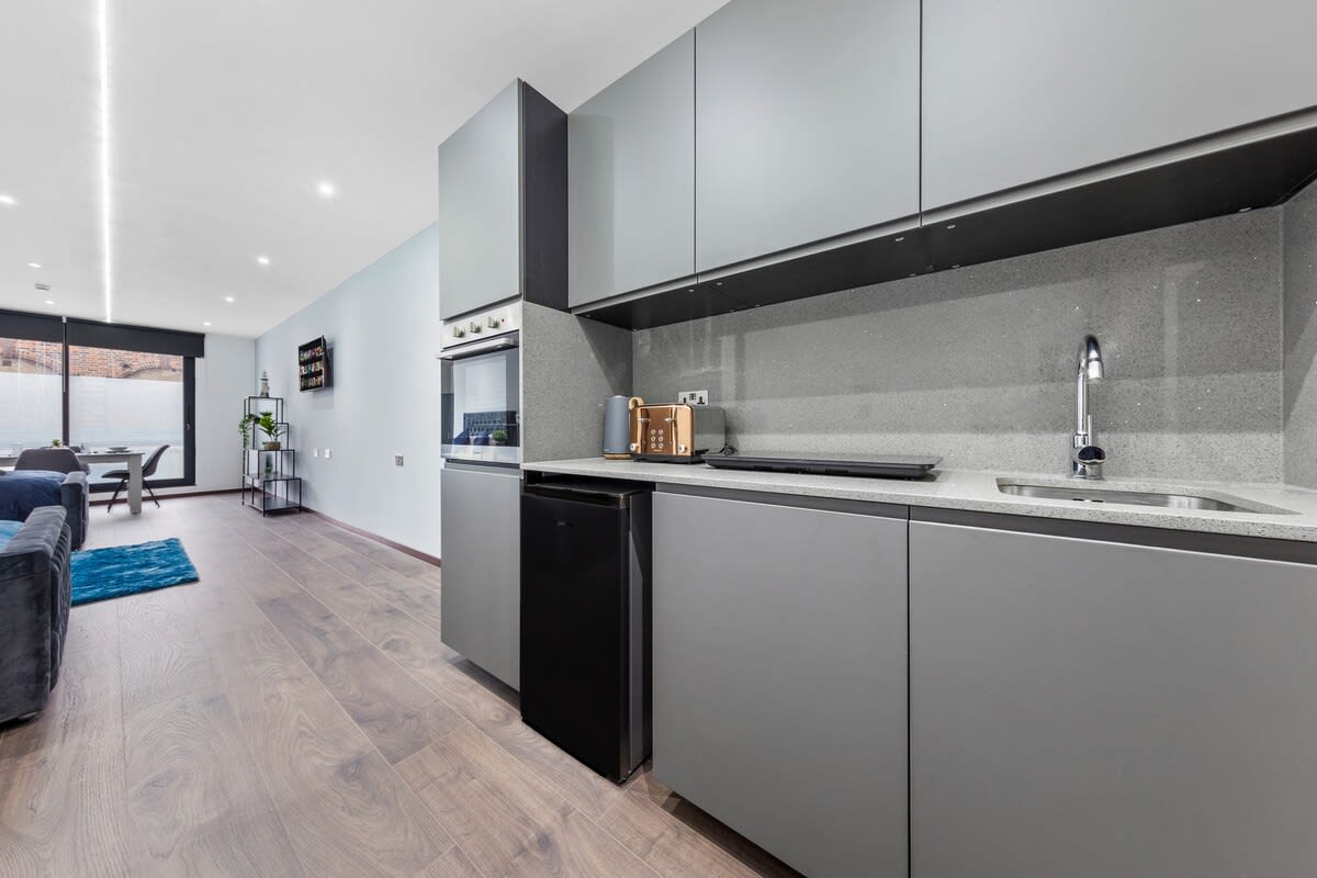 Modern Spacious Sleeps 4 Studio Golders Green in 48A Woodstock Road NW11 8ER - Property image 15 - VivreStays