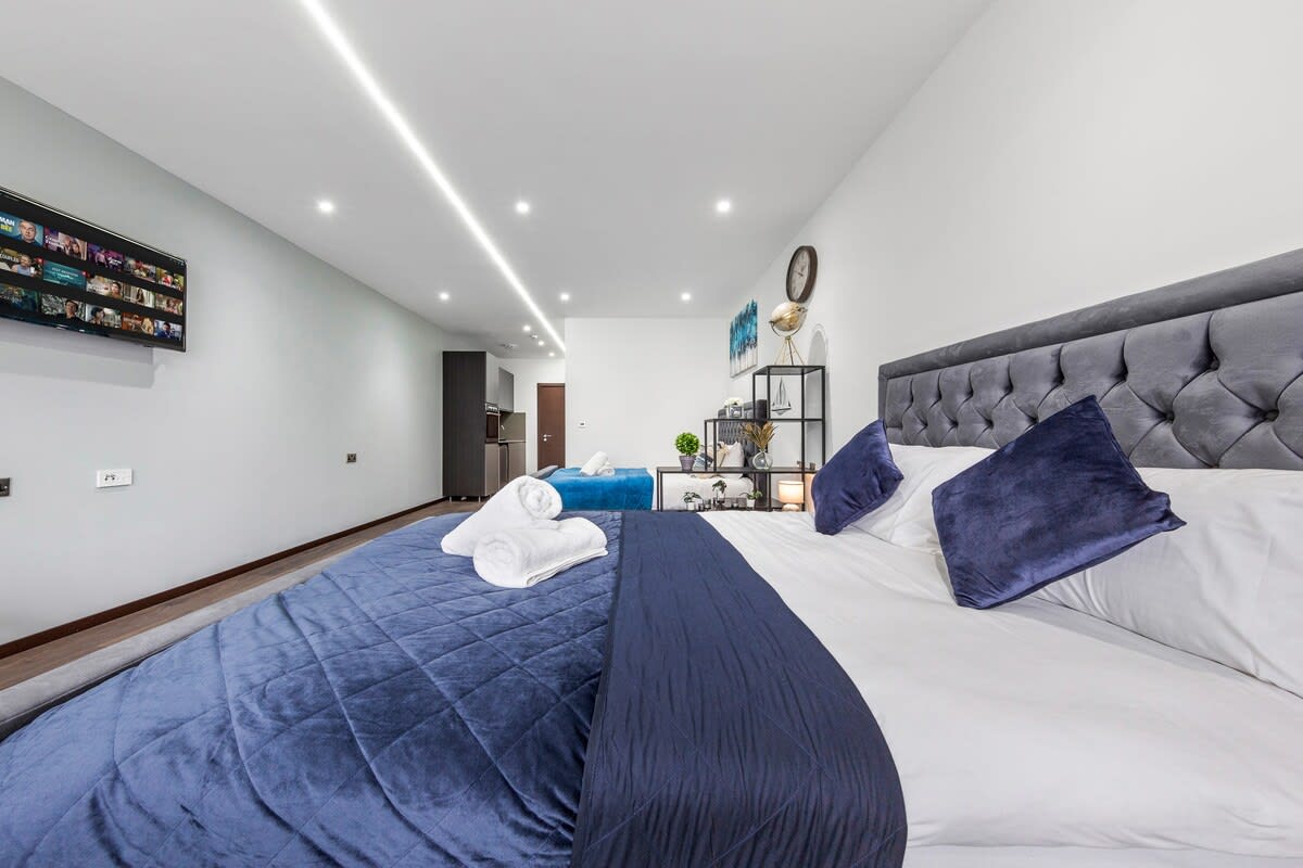 Modern Spacious Sleeps 4 Studio Golders Green in 48A Woodstock Road NW11 8ER - Property image 21 - VivreStays