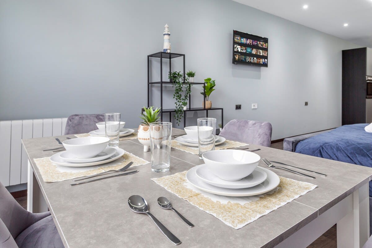 Modern Spacious Sleeps 4 Studio Golders Green in 48A Woodstock Road NW11 8ER - Property image 22 - VivreStays