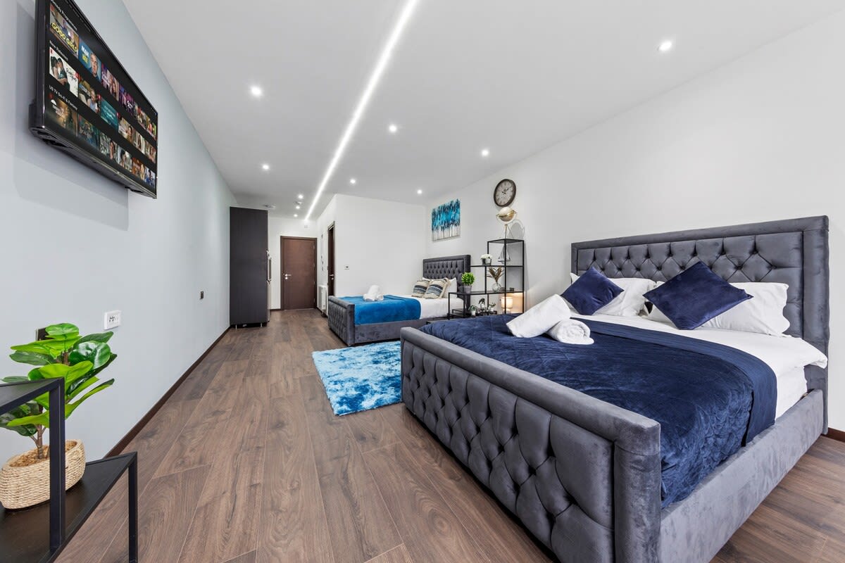 Modern Spacious Sleeps 4 Studio Golders Green in 48A Woodstock Road NW11 8ER - Property image 16 - VivreStays