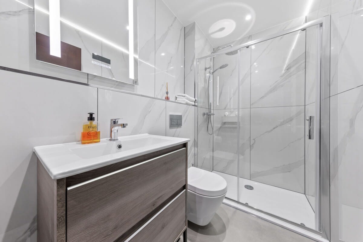 Modern Spacious Sleeps 4 Studio Golders Green in 48A Woodstock Road NW11 8ER - Property image 5 - VivreStays