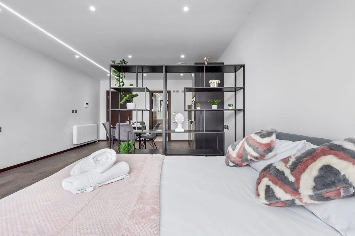 Modern Luxury Flat London Sleeps 2 in 48A Woodstock Road NW11 8ER - Property image 15 - VivreStays