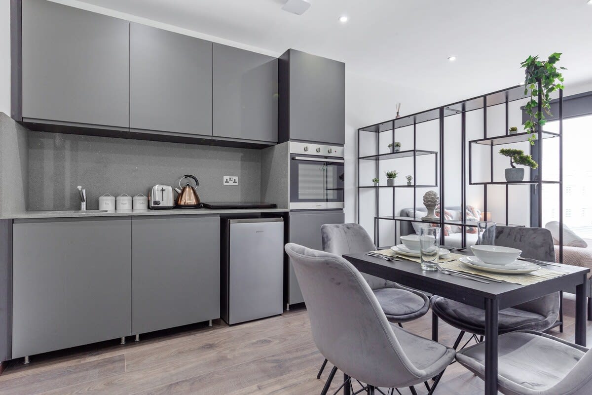 Modern Luxury Flat London Sleeps 2 in 48A Woodstock Road NW11 8ER - Property image 7 - VivreStays