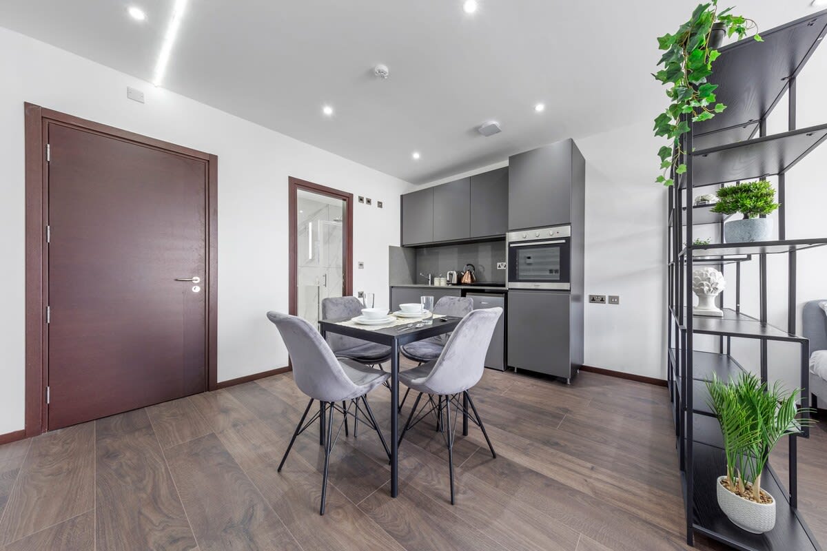 Modern Luxury Flat London Sleeps 2 in 48A Woodstock Road NW11 8ER - Property image 12 - VivreStays