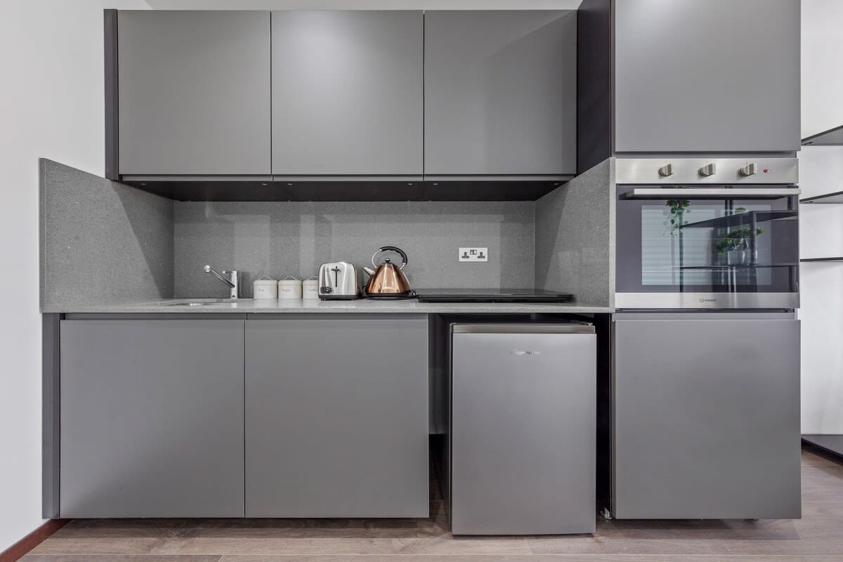 Modern Luxury Flat London Sleeps 2 in 48A Woodstock Road NW11 8ER - Property image 11 - VivreStays