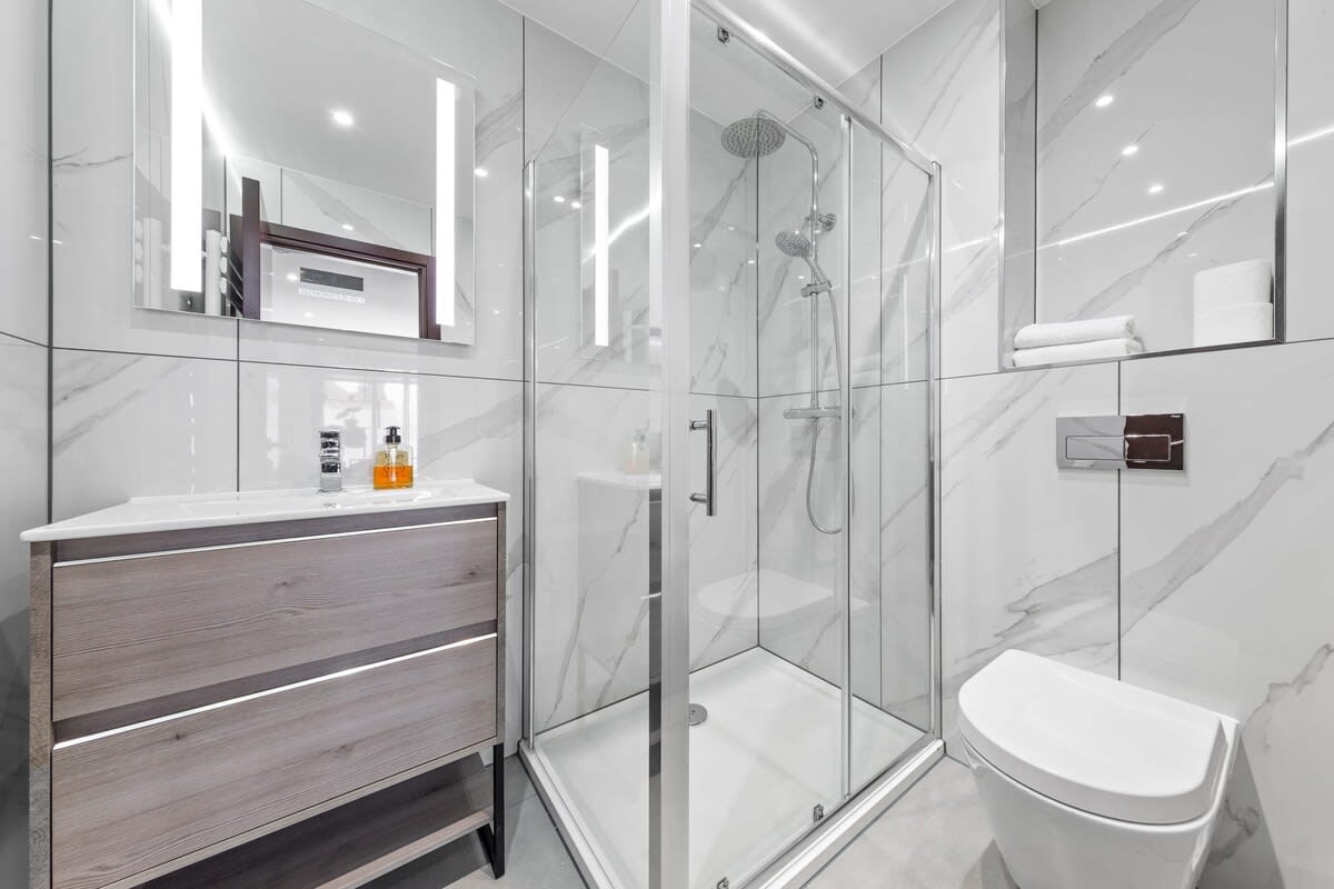 Modern Luxury Flat London Sleeps 2 in 48A Woodstock Road NW11 8ER - Property image 4 - VivreStays