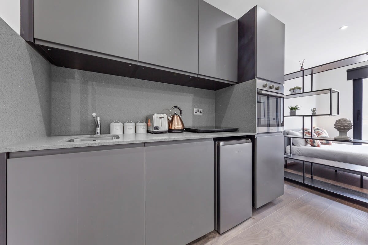 Modern Luxury Flat London Sleeps 2 in 48A Woodstock Road NW11 8ER - Property image 10 - VivreStays